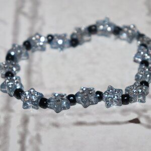 Beautiful NWOT Sparkling gray star and black glass beaded bracelet 7"